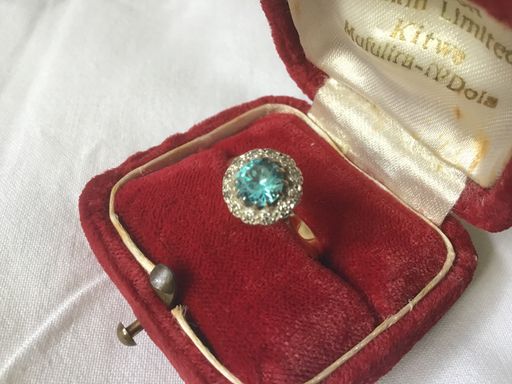 Fine Vintage 18 Ct Gold Blue Zircon & Diamond Cluster Ring