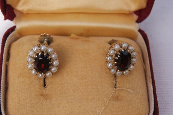 Vintage 9 Ct Gold Garnet & Pearl Screw On Cluster Earrings